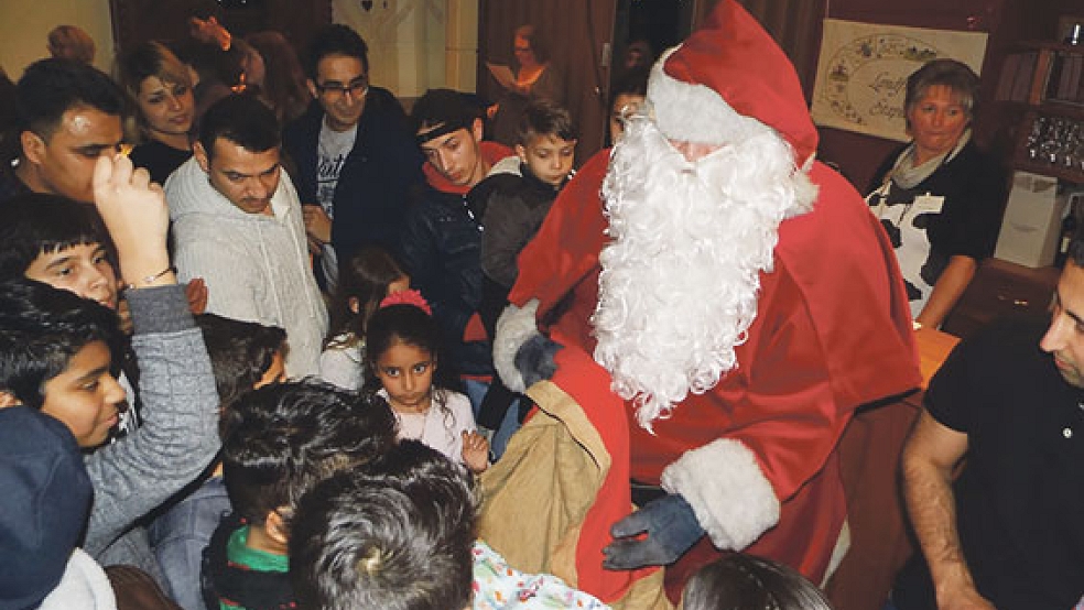 Die Ankunft des Weihnachtsmannes war der Höhepunkt der Veranstaltung. Der Rauschebart verteilte liebevoll eingepackte Präsente an die Kinder. © Fotos: Bassalig