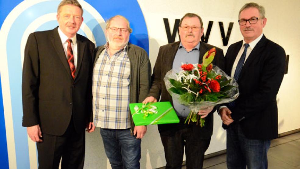 WVV-Geschäftsführer Jan Schulte (links) und Verbandsvorsteher Helmut Geuken (rechts) verabschiedeten Richard Bloem (zweiter von rechts) und begrüßten das neue Verbandsmitglied Heinz-Günther Gosling. © Foto: Muising