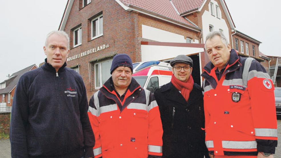 Vor der Rettungswache in der ehemaligen Molkerei in Bunderhee: Wachenleiter Frank Köhnemann, Notfallsanitäter Hans-Dieter Riske, Rettungsdienst-Geschäftsführer Hary Feldmann und der stellvertretende Wachenleiter Heinno Walhuis (im Bild von links). © Foto: Szyska