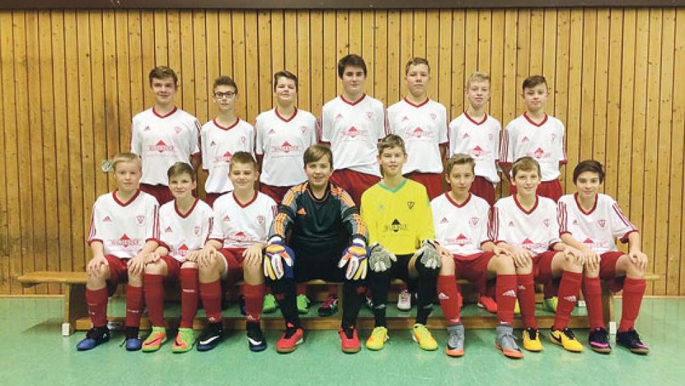 Die C-Junioren des TV Bunde bei den Hallenkreismeisterschaften: (hinten v. l.) Fynn-Luca Cordes, Felix Sanders, Lukas Reck, Marvin Hartung, Lukas Nanninga, Thilo Homm, Dario Huisinga, (vorne v. l.) Pascal Frey, Bastian Reinders, Nico-Jan Kühlers, Luca-Arnold Düring, Maurice Hoffbuhr, Eike Garen, Fabian Kolkmann und Renke Kolthoff. Niklas Demmel fehlt. Pünktlich zu den Meisterschaften stattete die Firma Wildeboer Bauteile GmbH aus Weener die Kicker mit neuen Trikots aus. © Foto: privat