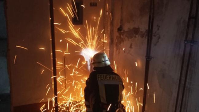 Feuerwehr befreit Männer aus Fahrstuhl