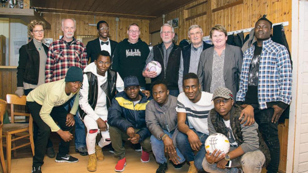 Fußball verbindet und erleichtert die Integration: Das zeigt sich unter anderem beim Heidjer SV, der eine reine Flüchtlingsmannschaft auf die Beine gestellt hat und nun für seinen Einsatz ausgezeichnet wurde. © Foto: Mentrup