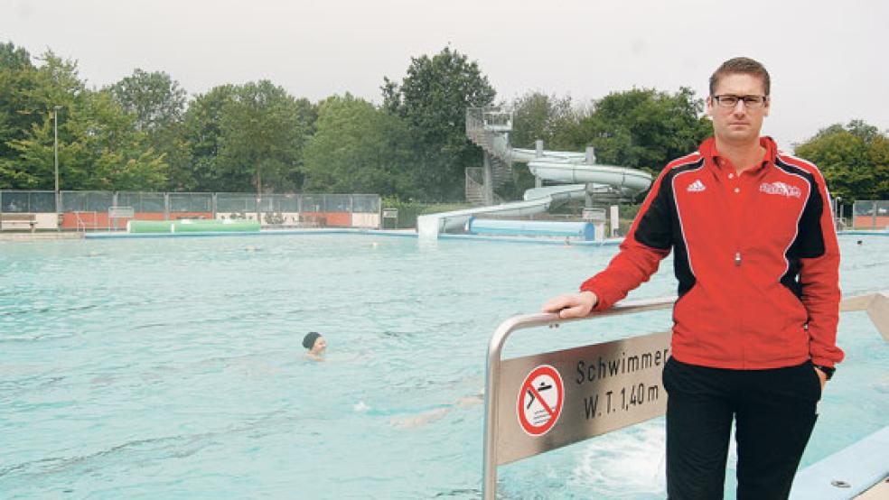 26 Grad oder mehr an Wassertemperatur garantiert die Fernwärme, im Bild Schwimmmeister Markus Bakker. © Foto: Hoegen