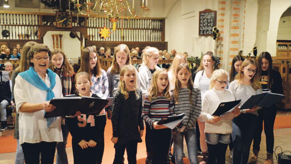 Die »Singing Kids« hatten gleich dreimal ihren großen Auftritt – zweimal allein und einmal gemeinsam mit dem Chor »Cantabiles«.  © Foto: Himstedt