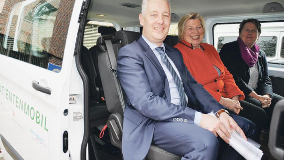 Im April war das Patientenmobil zwischenzeitlich auf das Oberledingerland ausgedehnt worden. Landrat Matthias Groote (von links), die damalige Niedersächsische Sozialministerin Cornelia Rundt (SPD) und die SPD-Landtagsabgeordnete Johanne Modder aus Bunde hatten die Erweiterung vorgestellt. © Archivfoto: Wieking