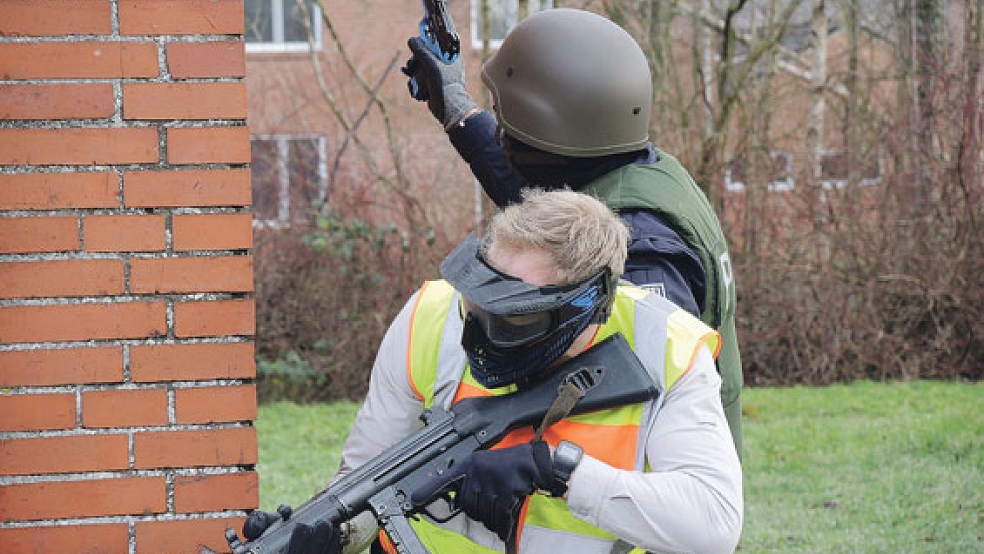 Helme sollen bald zur Standardausrüstung der Bundespolizisten gehören. © Fotos: Mennen
