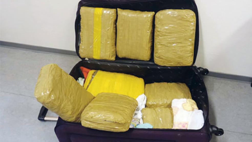 Einen Koffer mit über zwölf Kilogramm Marihuana entdeckten Bundespolizisten auf der Rastanlage in Bunderneuland in einem Reisebus. © Foto: Bundespolizei