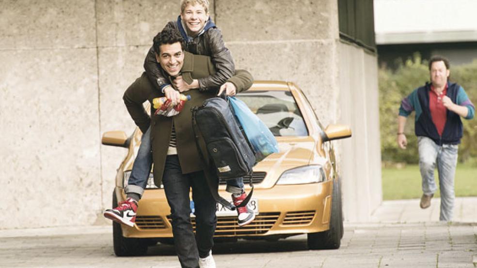 Lebemann Lenny (Elyas M’Barek) versucht seinem neuen Kumpel David (Philip Noah Schwarz) das Leben mit Spaß erträglicher zu machen. © Foto: Constantin Film