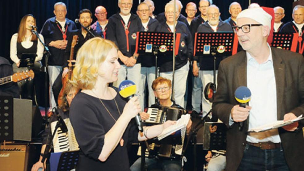 Die Moderatoren Jessica Schlage und Andreas Kuhnt konnten zur Aufzeichnung der NDR-Radiosendung zahlreiche Gäste im Kulturspeicher in Leer begrüßen. Den musikalischen Part übernahm wieder der Bingumer Shanty-Chor. © Foto: Wolters
