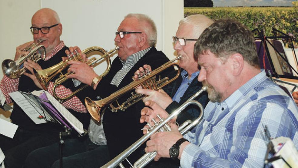 Mit »Macht hoch die Tür« eröffnete der Bläserchor die Weihnachtsfeier. © Foto: Hoegen