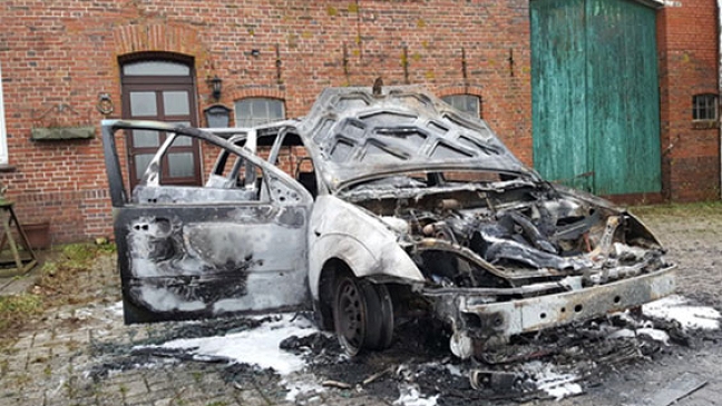 Amdorf: Auto brennt komplett aus