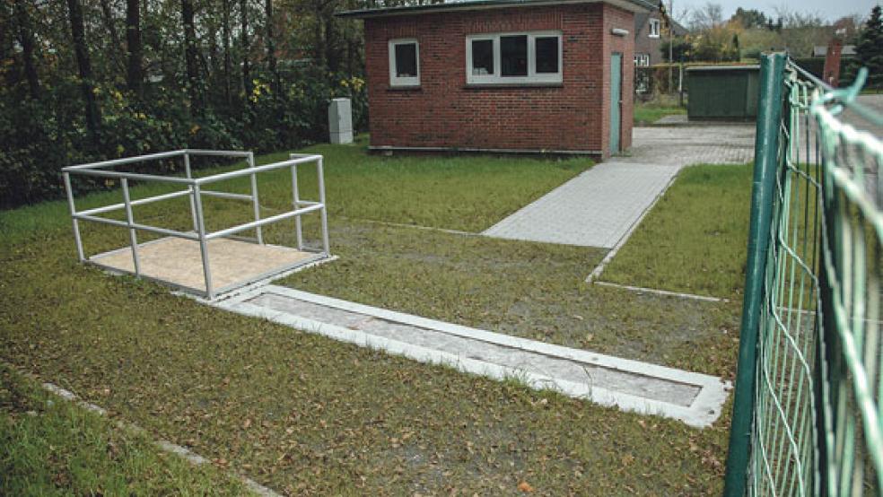 An der Pumpstation neben dem Feuerwehrhaus in Bingum übergibt die Gemeinde Jemgum ihr Abwasser an die Stadtwerke Leer. © Foto: Szyska