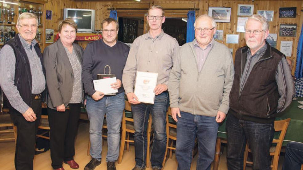 Ausgezeichnet für ihren jahrzehntelangen Einsatz für den Fußballsport wurden am Dienstag Schiedsrichter Alfred Kuper (3. v. l.) und Sportgerichts-Mitglied Lothar Buscher (rechts daneben). Mit den beiden freuten sich (v. l.) Johann Schön, Johanne Modder, Helmuth Venekamp und Renhard Roelfsema. © Foto: Mentrup