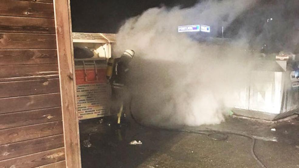 Die Feuerwehr Ostrhauderfehn löschte am Heiligabend einen brennenden Altkleider-Container. Am nächsten Morgen musste sie erneut zu einem Feuer im Gewerbegebiet ausrücken. © Foto: Kreisfeuerwehr