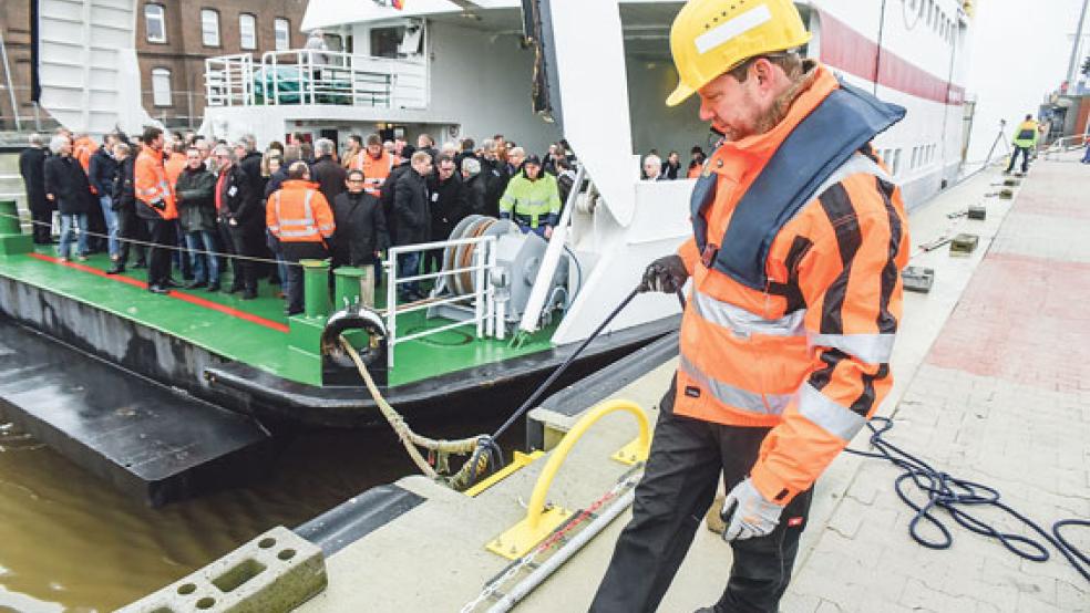 Fertig zum Anlegen: Die »Groningerland« hat die frisch sanierte Schleuse passiert - sie war das erste Schiff seit elf Jahren. © Foto: Klose
