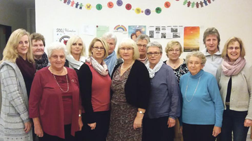 Der Vorstand des DRK Holthusen-Stapelmoor mit der Ehrenvorsitzenden Swanette Garen (3. von rechts) und dem Blutspende-Helferteam des Ortsvereins. © Foto: privat