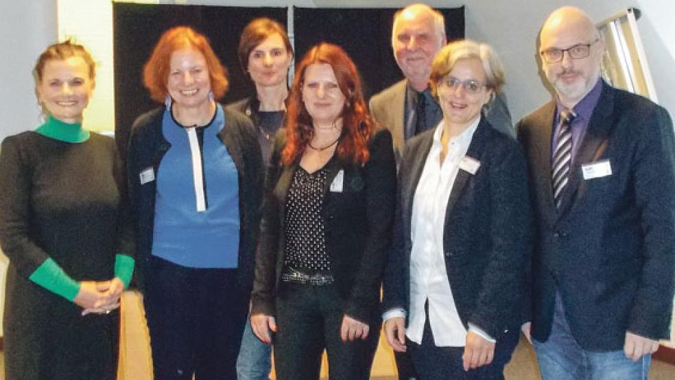 Feierliche Eröffnung des neuen Pilotprojekts »Fachstelle Europa« in Leer mit (von links) Gitta Connemann, Adelheid Andresen, Claudia Lippke, Daniela Saadhoff-Waalkens, Werner Stoffers, Katrin Reich und Michael Kläsener. © Foto: Landkreis Leer