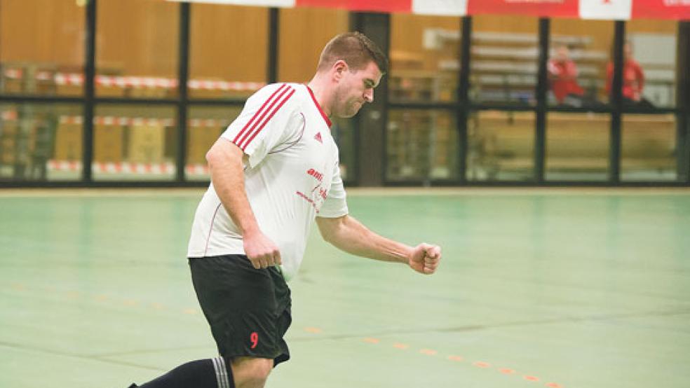Der erste Torschütze des Turniers: Jemgums Jens Diddens ballt nach seinem Führungstor gegen den VfB Uplengen die Faust und dreht ab. © Foto: Mentrup