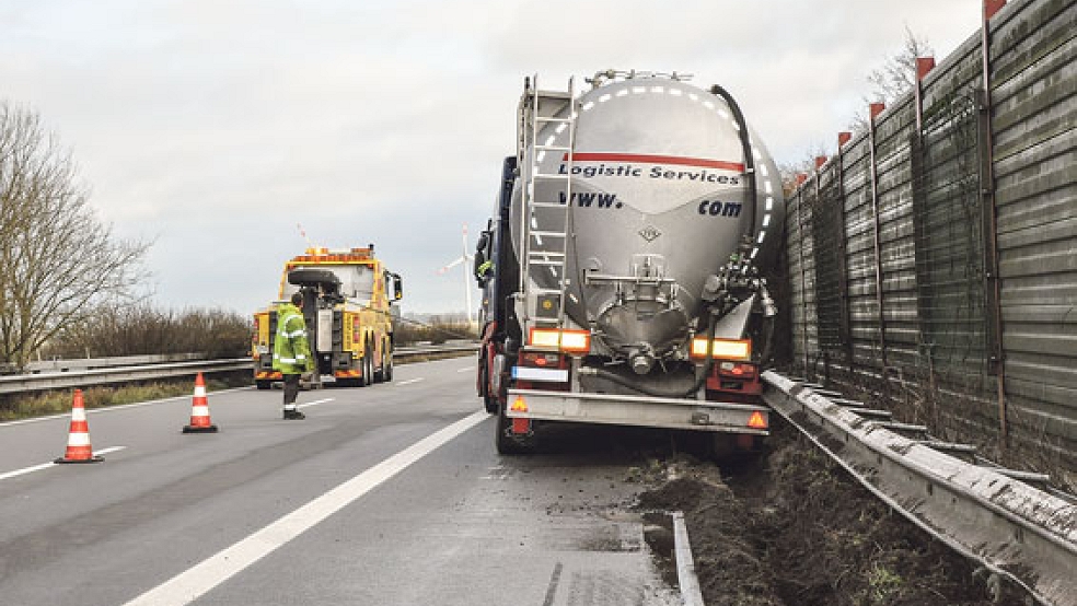 Dieser Lastwagen musste heute Mittag auf der Autobahn 31 zwischen den Anschlussstellen Weener und Jemgum (in Fahrt­richtung Leer) geborgen werden. Die Umleitung erfolgte über die B 436.  © Foto: Boelmann