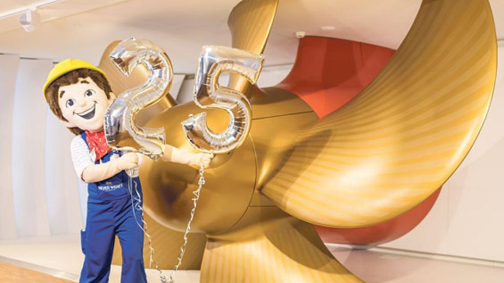 Über das 25-jährige Bestehen des Besucherzentrums der Papenburger Meyer Werft freut sich auch Maskottchen »Kalle Kreuzer«. © Foto: Meyer Werft