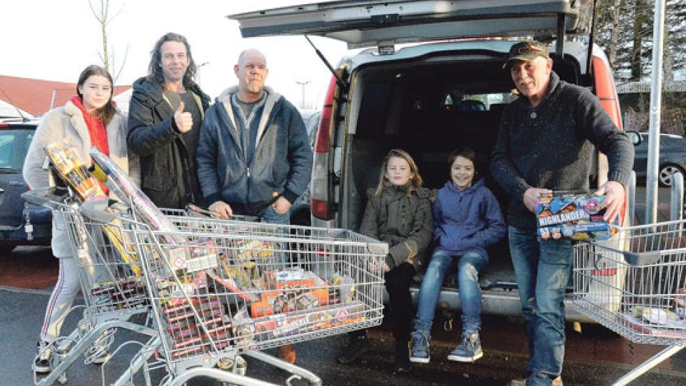 Vor allem buntes Kinderfeuerwerk und Raketen landeten in den Einkaufswagen der Familie Hasnoui aus Leeuwarden. Trotz großer Ausbeute brauchten sie nicht lange für ihren Einkauf. Im vergangenen Jahr war das noch ganz anders. © Fotos: Muising