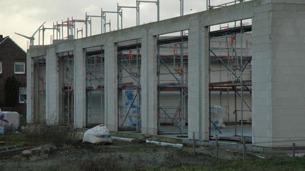 Auf der Baustelle des Feuerwehrhauses an der B 436 in Weener soll am 10. Januar die Abnahme der Leistungen erfolgen, die der gekündigte Architekt Werner Lübbers erbracht hat. © Foto: Szyska