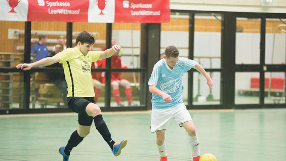 Rheiderländer Duell: Weeners Frank Malchus (r.) versucht sich gegen den aus Bunde stammenden und für Firrel spielenden Tim Schouwer durchzusetzen. © Foto: Mentrup