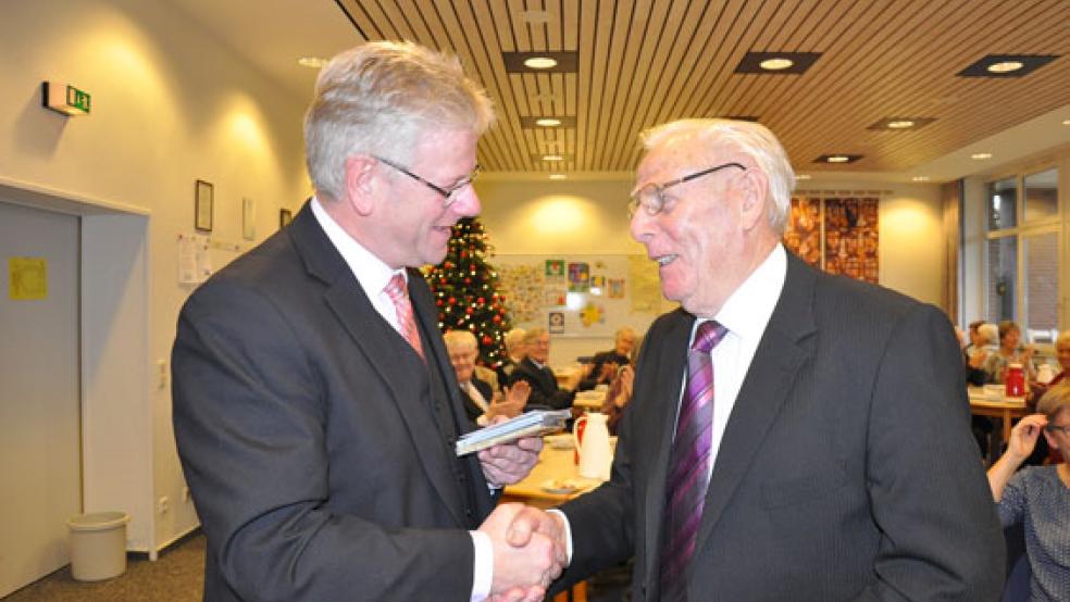 Wilhelm Garen ist auch als Organist der reformierten Kirchengemeinde Holthusen aktiv, und das seit 70 Jahren. Bürgermeister Ludwig Sonnenberg gratulierte ihm. © Foto: Boelmann