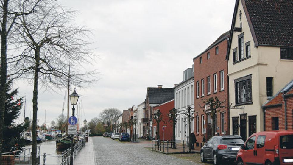 Eine Rennstrecke? Die Gruppe UGFG im Rat ist für eine Verkehrsberuhigung der Straße »Am Hafen rechts« in der Altstadt von Weener. © Foto: Hoegen