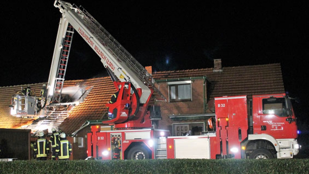 Die Feuerwehren aus Diele und Weener sind Samstagabend zu einem Brandeinsatz in den Osseweg in Dielerheide ausgerückt. Dort war ein Feuer in einem leerstehenden Gebäude ausgebrochen. © Foto: Rand (Feuerwehr)
