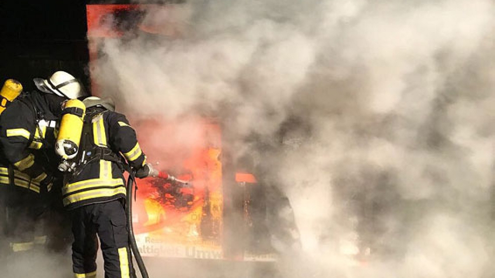 Insgesamt sieben Altkleidercontainer sind an Neujahr in Ostrhauderfehn ausgebrannt. Die Feuerwehr war im Dauereinsatz.  © Foto: Kreisfeuerwehr