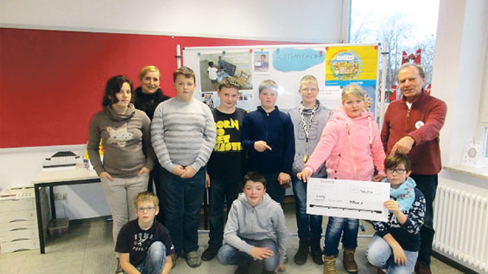 Die Klasse 6 der Pestalozzischule Weener hat sich mit dem Thema »Kinderrechte« beschäftigt und Spenden gesammelt. © Foto: Pestalozzischule Weener 