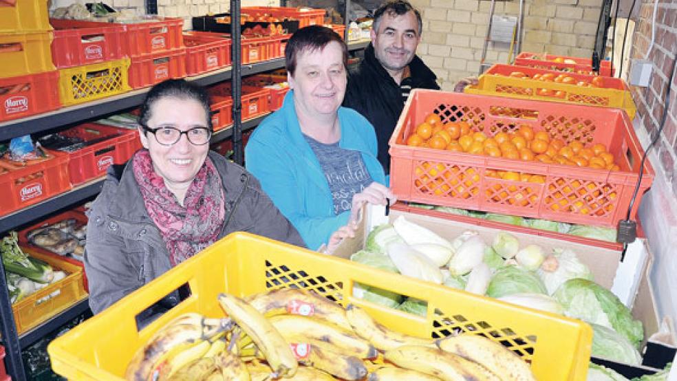 Packen beim »Brotkorb Rheiderland« mit an: Ana Paula Campos Barros, Frieda Kielmann und Samedin Daliposki. Der Ausgaberaum für die Lebensmittel im Sozialen Kaufhaus an der Süderstraße soll in 2018 in Eigenleistung gefliest werden.  © Foto: Boelmann