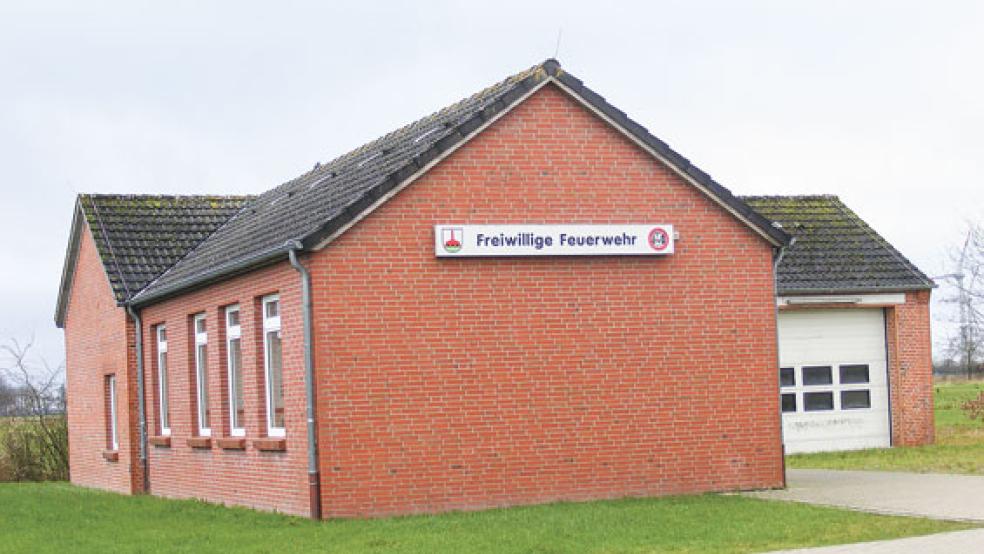 Das alte Feuerwehrhaus an der Bingumgaster Straße wird vor dem Abriss auf Schadstoffe untersucht. Der Auftrag für das Gutachten soll noch im Januar vergeben werden. © Foto: Szyska