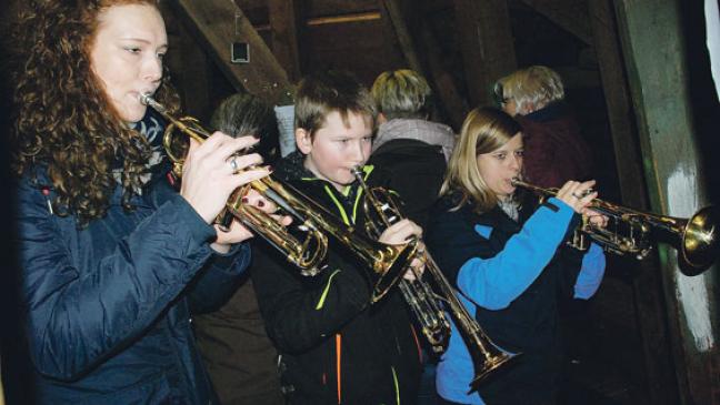 Mit Hörnern und Trompeten