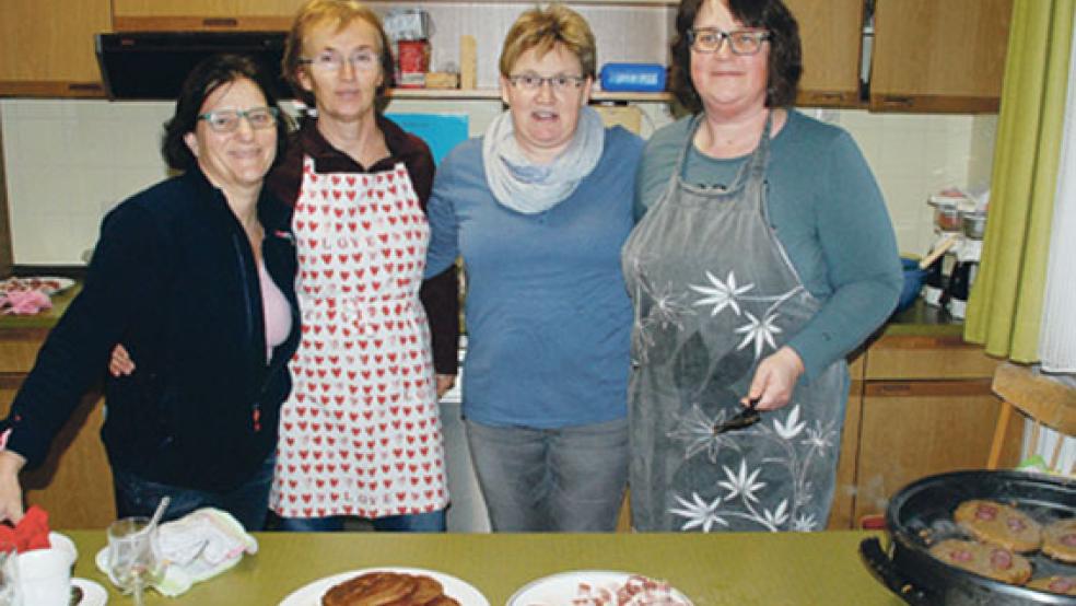 »Speckendicken, individuell gebacken« gab es in Ditzum von Marion Boelsums, Martha Bruhns, Britta Smit und Karin Bruhns (von links) im Gemeindehaus der Kirchengemeinde. © Fotos: Kuper