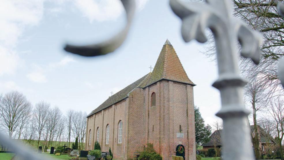 Hahnlos: Der Windweiser der Kirchborgumer Kirchturmspitze ist vorsorglich geborgen worden. © Foto: Hanken