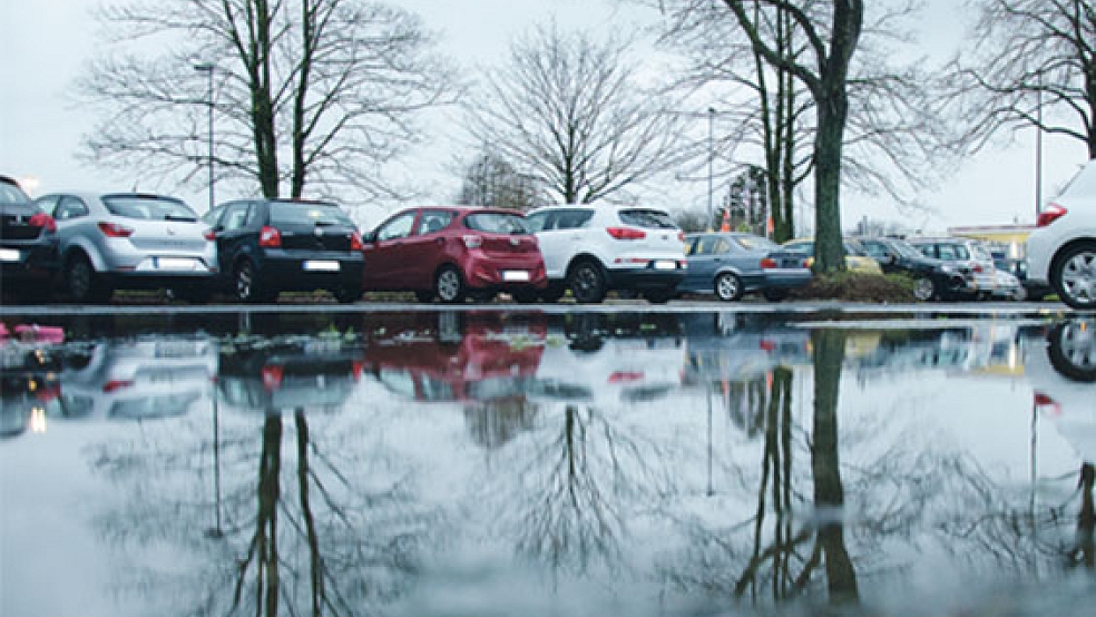 Bislang macht sich das Unwetter vor allem durch starken Regen (hier der überflutete Parkplatz an der Kommerzienrat-Hesse-Straße in Weener) bemerkbar. © Foto: Hanken