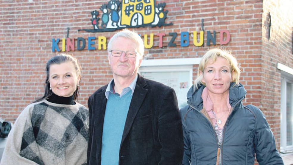 Besuch beim Kinderschutzbund: Gitta Connemann (links) mit dem neuen 1. Vorsitzenden Richard Heeren und der Leiterin des Kinderschutzhauses, Tanja Neuhaus.  © Foto: privat