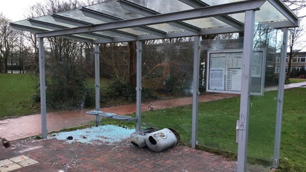 Ein Bild der Zerstörung bot sich den Mitarbeitern des Bauhofes bei der Bushaltestelle am Schulzentrum Kleiststraße in Papenburg nach der Silvesternacht. Vandalen hatten Mülleimer aus der Verankerung gerissen und eine Scheibe des Häuschens zertrümmert. © Foto: Stadtverwaltung Papenburg