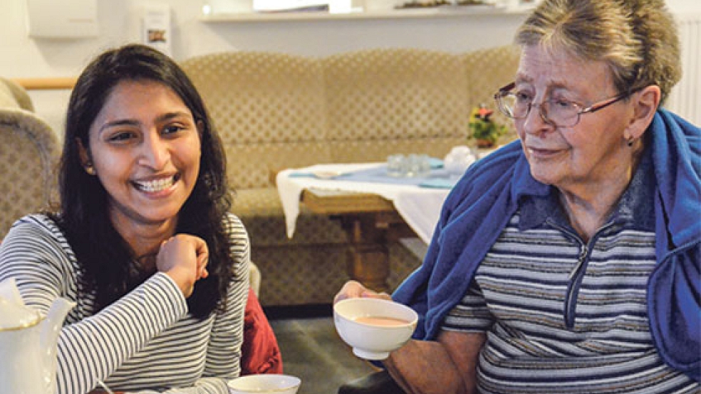 Yosmi Lukose erklärte Greta Franz, wie man den indischen Tee trinkt. © Foto: Muising