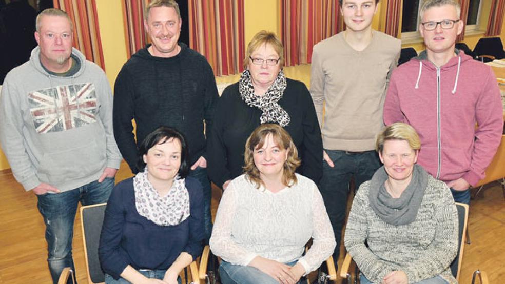 Freuen sich auf die Premiere ihres neuen Stückes: (vorne, von links) Stefanie Neumann, Steffi Gruis, Anita Feenders. Hinten, von links: Jörg Janssen, Johann Frei, Alide Reck, Wilko Sonnenberg und Christian Reck. Es fehlt Kira Buss.  © Foto: Wolters