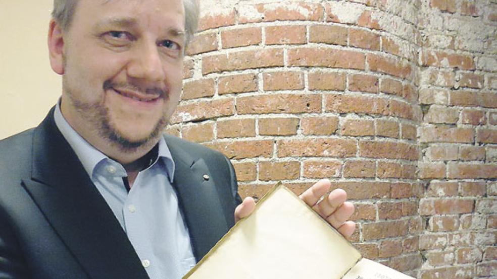 Klaas-Dieter Voß mit einem der späteren Drucke der Protokolle des Religionsgespräches. © Foto: Wagner