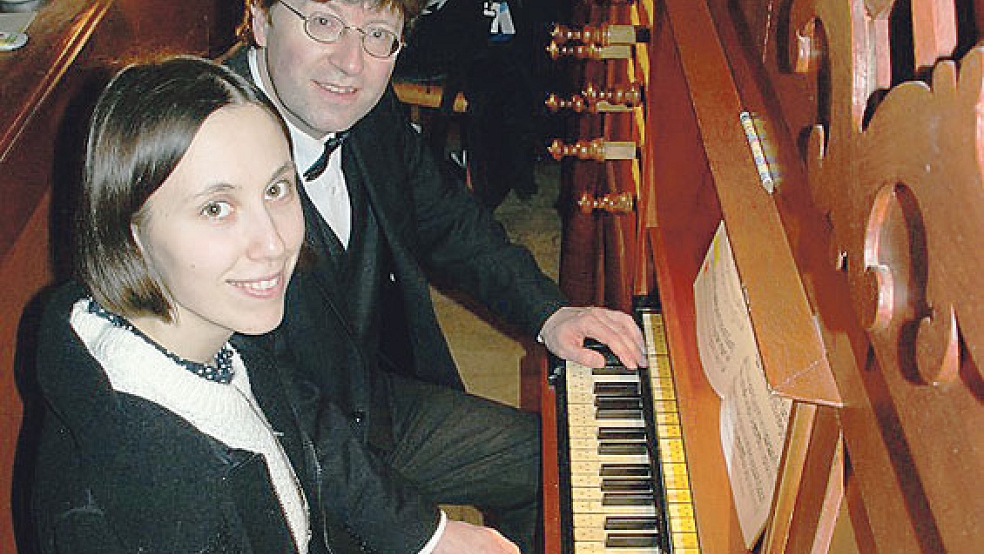 Winfried Dahlke und Darija Schneiderova lassen an der Arp Schnitger-Orgel Stücke von J. S. Bach erklingen. © Foto: Kuper