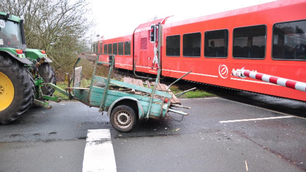 Ein Nahverkehrszug der niederländischen Arriva stieß heute kurz nach 10 Uhr mit dem Anhänger eines Traktors zusammen. © Foto: Wolters