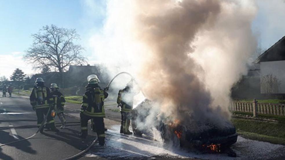 Nur noch ein glühendes Wrack blieb von dem BMW übrig, der am Sonntag auf der Ihrener Straße in Ihren in Brand geriet. © Foto: Feuerwehr