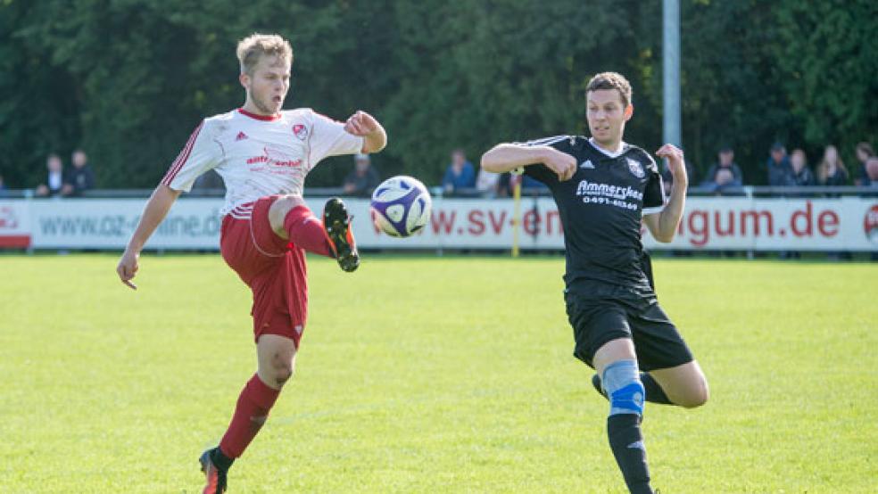 Hauke Bugiel (links, hier im Duell mit Bingums Kevin Kok) spielt nur noch bis zum Sommer beim SV Ems Jemgum. Dann schließt er sich Frisia Loga an. © Foto: Mentrup