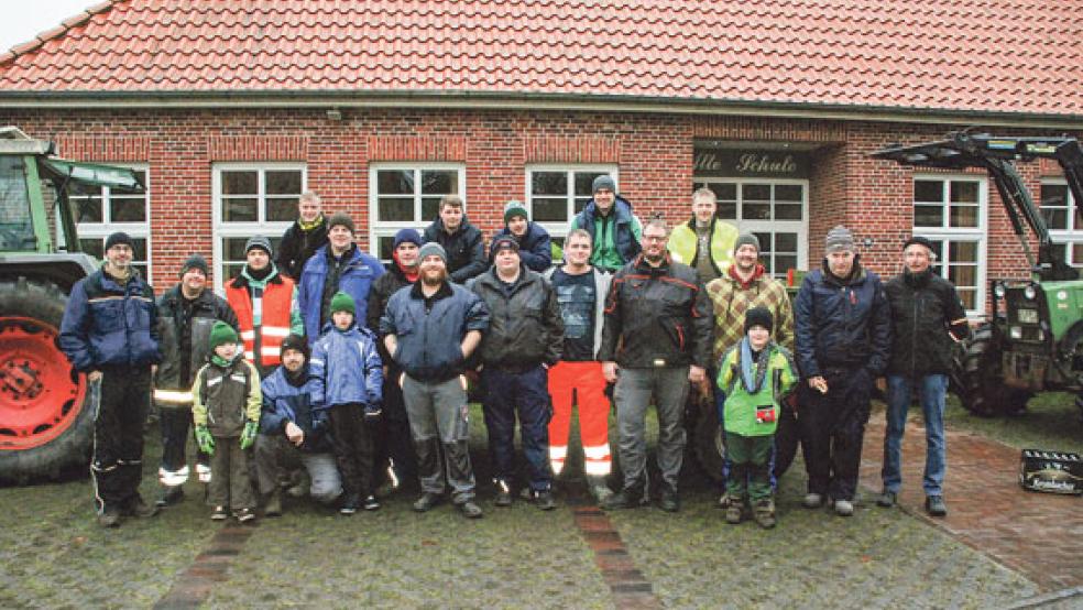 Bei »bester Stimmung und relativ trockenem Wetter« starteten in Stapelmoor Joachim Luitjens (rechts) und seine großen und kleinen Helfer bereits um 9 Uhr hochmotiviert ihre Weihnachtsbaum-Abholtour.  © Foto: Kuper