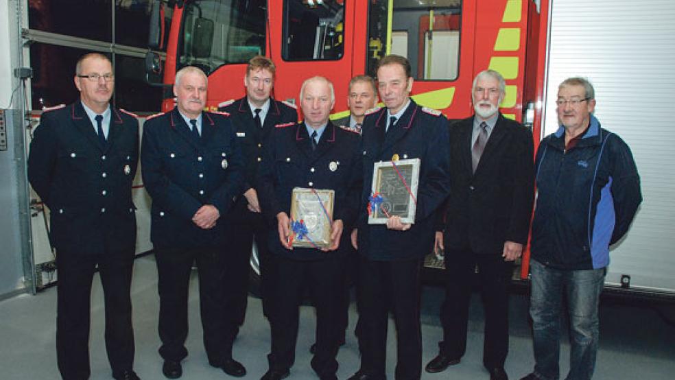 Zwei langjährige Mitglieder erhielten Urkunden und Präsente: Helmut Rose (links) ist seit 25 Jahren aktiv in der Feuerwehr, Gerhard Ritz aus der Altersabteilung 50 Jahre. Dank und Lob übermittelten (von links) Ortsbrandmeister Peter Lüppens und sein Stellvertreter Peter Oltmanns, Abschnittsleiter Ernst Berends, Bürgermeister Gerald Sap und die Ortsvorsteher Georg Huisinga (Boen) und Gebhard Meyer (Wymeer).  © Foto: Kuper