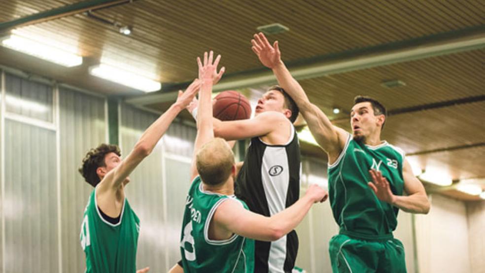 Keine Übermacht kann ihn erschrecken: Ralf Bock zieht gegen Norden zum Korb, umringt von gleich drei Gegenspielern. © Foto: Mentrup